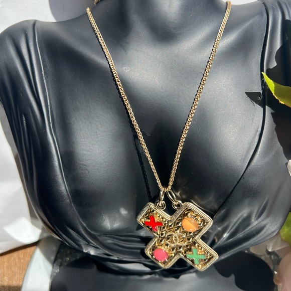 EUC VINTAGE CHANEL CHAIN PENDANT - Picture 2 of 8